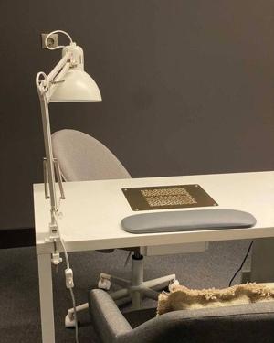A manicure extractor